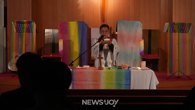 무지갯빛 성찬 식탁도 차려졌다. 세상을 떠난 이들, 이웃들, 자기 자신으로 존재하기를 바라는 모든 위들을 위한 식탁이었다. 뉴스앤조이 나수진