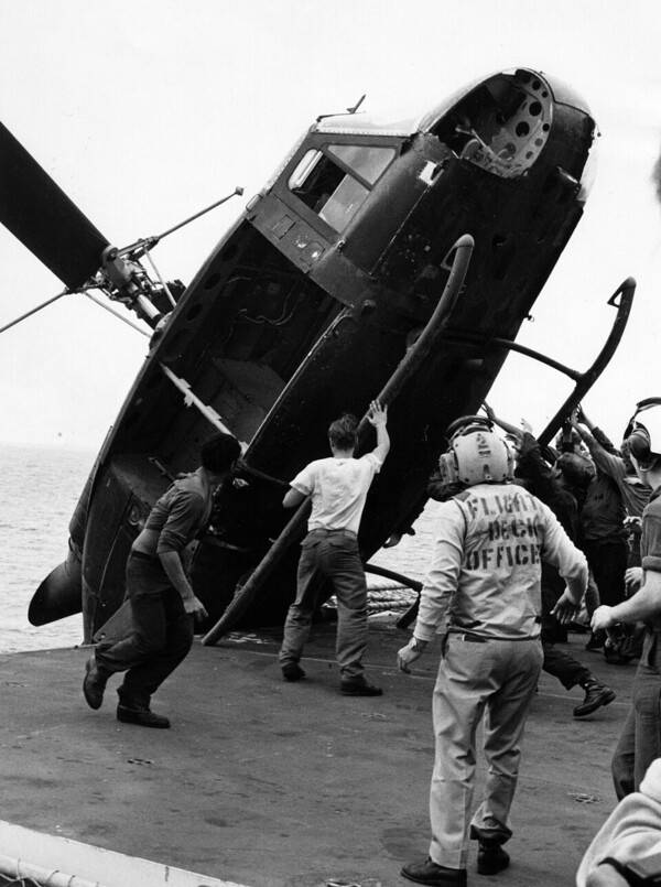 1975년 4월 베트남 패망 당시 헬리콥터를 바다에 내버리는 미군. 미국은 자유 독립 국가 남베트남을 지킨다는 신성한 전쟁 목표를 내세웠지만 전쟁은 큰 아픔과 치욕을 안겨주었다. (Public Domain)