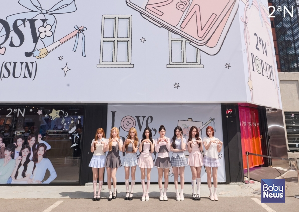 투에이엔 모델 하츠투하츠(Hearts2Hearts) 왼쪽부터 예온,스텔라,유하,이안,에이나,주은,카르멘,지우. ⓒ투에이엔