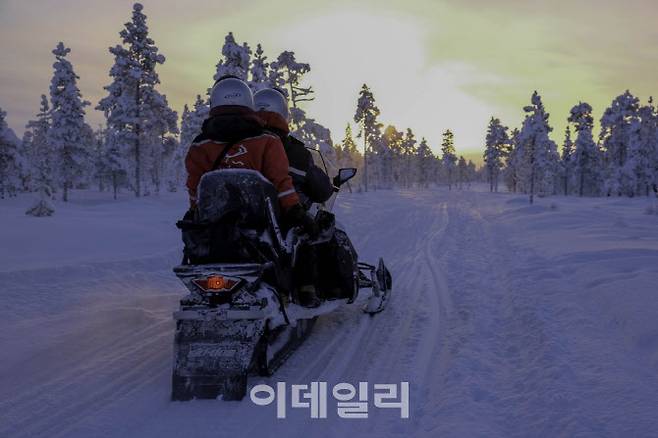 핀란드 라플란드 이나리 시 이발로 마을에서 스노우모빌을 타고 있는 여행객들 (사진=라플란드 노스 데스티네이션스)