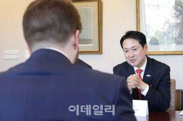 국민의힘 장동혁 대표가 지난 16일(현지 시각) 미국 방문 당시 국무부 차관보를 만났다며 공개한 사진. 사진=국민의힘 제공