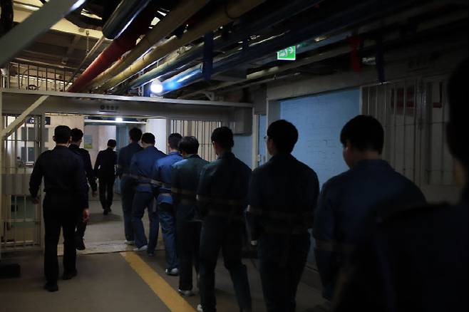 15일 오후 취재진이 안양교도소에서 '출정 체험'을 하고 있다. 포승줄로 묶였던 과거와 달리 최근에는 수갑과 벨트 등을 이용해 포박한다. 통상 2인 1조 혹은 3인 1조로 이동한다.(사진=법무부)