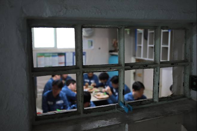 15일 오전 안양교도소 일일 수용자 체험에 참여한 기자들이 점심을 먹고 있다. 교도소 내 식사는 1식 3찬으로 제공된다. 이날 메뉴는 순대볶음과 깍두기, 깻잎, 된장국이었다. 수용자 1명에게 배정된 식대는 1끼당 약 1700원 가량이다.(사진=법무부 제공)