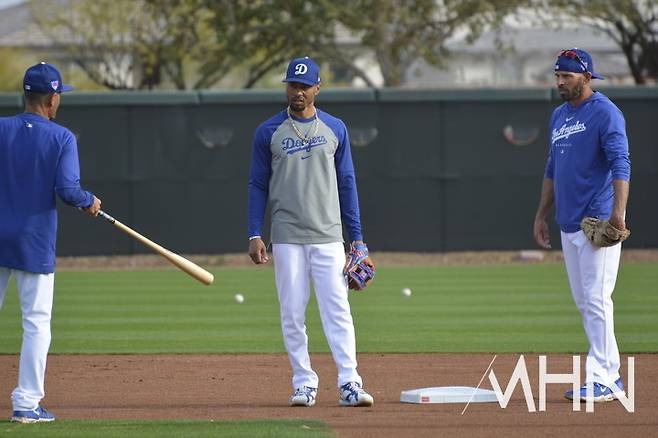 (무키 베츠(가운데)가 스프링캠프에서 코치들과 함께 수비훈련을 하고 있다)
