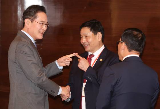 이재용 삼성전자 회장(왼쪽)이 23일(현지시간) 베트남 하노이의 한 호텔에서 열린 한-베트남 비즈니스포럼 사전 간담회에서 베트남 기업인과 대화하고 있다. 2026.4.23 (출처 : 연합뉴스)