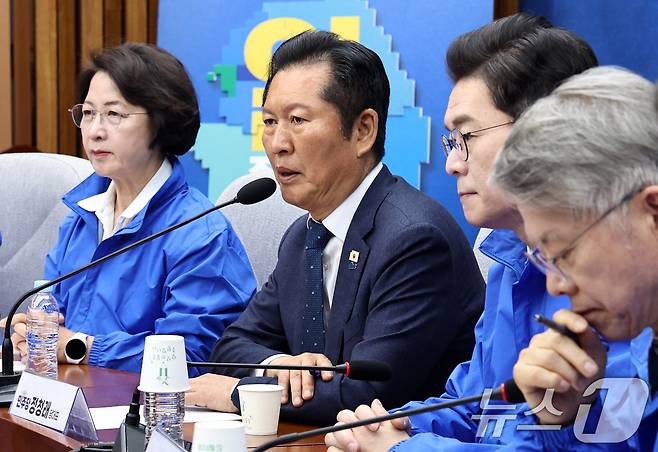 정청래 더불어민주당 대표가 23일 서울 여의도 국회에서 열린 6·3 지방선거 광역단체장 후보 연석회의에서 모두발언을 하고 있다. 왼쪽부터 추미애 경기도지사 후보, 정 대표, 정원오 서울시장 후보, 민형배 전남광주통특별시장 후보. 2026.4.23 ⓒ 뉴스1 구윤성 기자