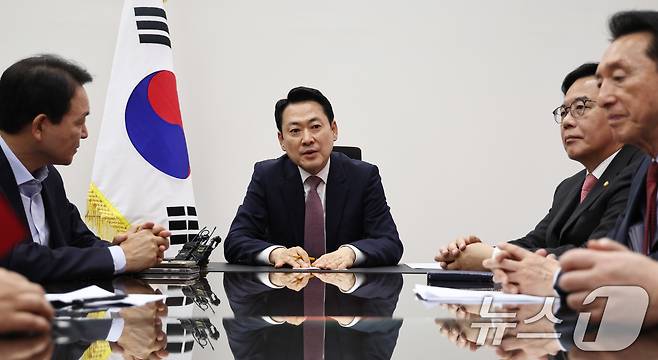 장동혁 국민의힘 대표가 23일 오후 서울 여의도 국회에서 열린 '정동영 통일부 장관 대북정보 유출 논란' 관련 당 대표 주재 외통위, 국방위, 정보위 상임위원장 긴급 비공개 간담회에서 발언하고 있다. 2026.4.23 ⓒ 뉴스1 구윤성 기자