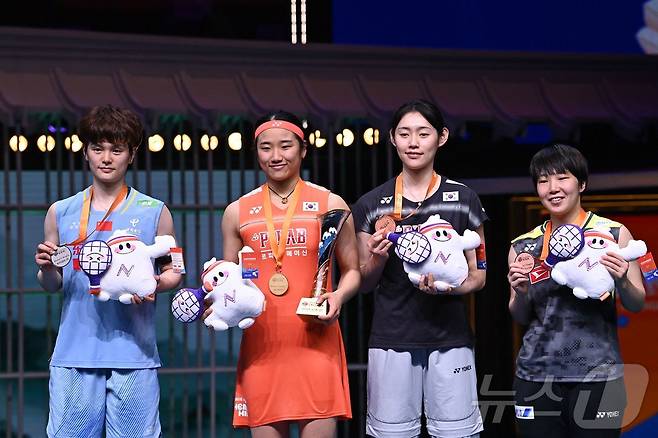 '셔틀콕 여제' 안세영이 12일(한국시간) 중국 닝보에서 열린 2026 아시아배드민턴선수권대회 여자 단식 결승전 시상식에서 은메달을 획득한 중국 왕즈이(왼쪽), 동메달을 획득한 대한민국의 심유진, 일본 야마구치 아카네가 시상식에서 기념 촬영을 하고 있다.  ⓒ AFP=뉴스1