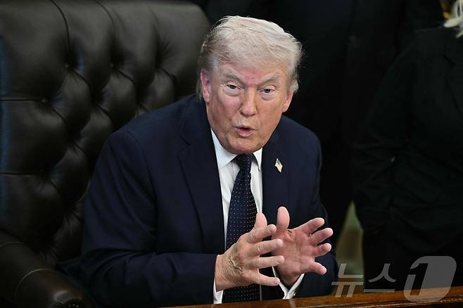 도널드 트럼프 미국 대통령이 23일(현지시간) 미국 워싱턴DC 백악관 오벌오피스에서 열린 행사에서 기자 질문에 답하고 있다. 2026.04.23. ⓒ AFP=뉴스1