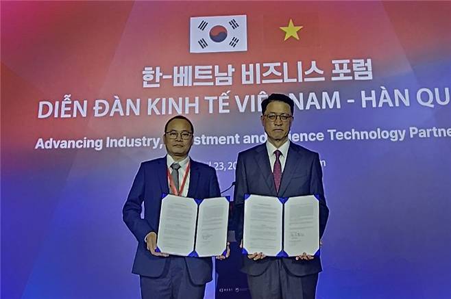 현대바이오 배병준 사장과 베파코 PHAM THU TRIEU 대표. (현대바이오 제공)