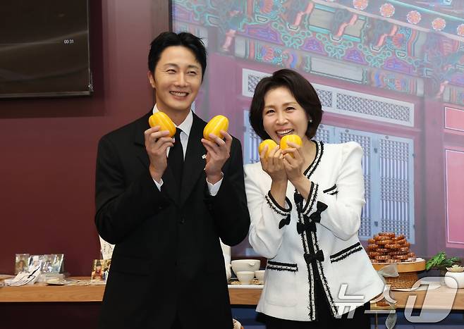 이재명 대통령과 베트남을 방문 중인 김혜경 여사가 23일(현지시간) 하노이 서호 롯데몰에서 열린 K문화관광대전에서 배우 정일우와 참외를 들어보이고 있다. 2026.4.23 ⓒ 뉴스1 이재명 기자