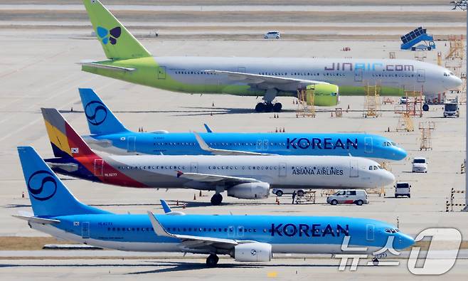 인천국제공항 계류장에서 항공기들이 대기하고 있다. 2026.4.7 ⓒ 뉴스1 이호윤 기자