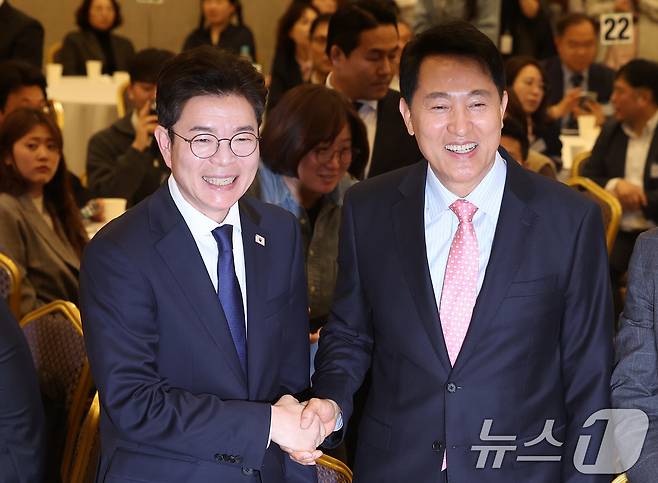 오세훈 서울시장(오른쪽)과 정원오 더불어민주당 서울시장 후보가 22일 서울 용산구 백범김구기념관 컨벤션홀에서 열린 서울시사회복지사협회 창립 40주년 기념식에서 인사하고 있다. 2026.4.22 ⓒ 뉴스1 김성진 기자