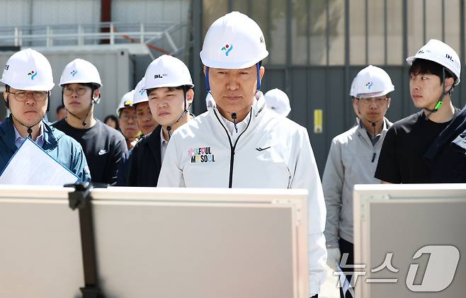 오세훈 서울시장이 24일 서울 종로구 광화문 대심도 빗물배수터널 공사현장에서 건설 공사 추진 현황을 보고 받고 있다. 2026.4.24 ⓒ 뉴스1 김민지 기자