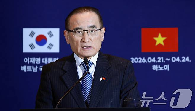 위성락 국가안보실장이 23일(현지시간) 베트남 하노이의 한 호텔에 마련된 한국프레스센터에서 이재명 대통령 순방 관련 브리핑을 하고 있다. 2026.4.23 ⓒ 뉴스1 이재명 기자