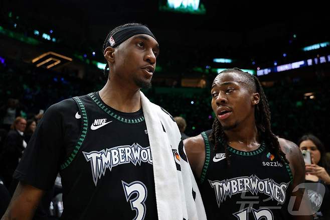 미네소타 팀버울브스의 제이든 맥다니엘스(왼쪽)와 아요 도순무. ⓒ AFP=뉴스1