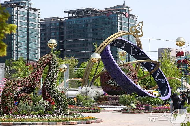 24일 경기 고양시 호수공원에서 개막한 '2026 고양국제꽃박람회' 메인 정원인 '시간여행자의 정원' (고양시 제공, 재판매 및 DB금지)