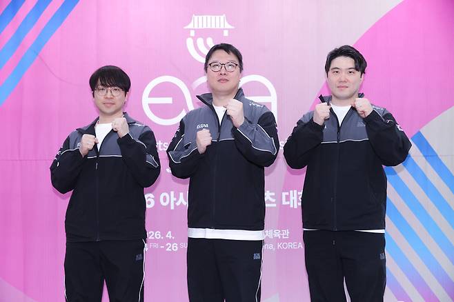 대한민국 대전 격투 대표팀인 배재민(왼쪽), 이광노(가운데), 연제길이 파이팅 포즈를 취하고 있다. 사진 | 한국e스포츠협회