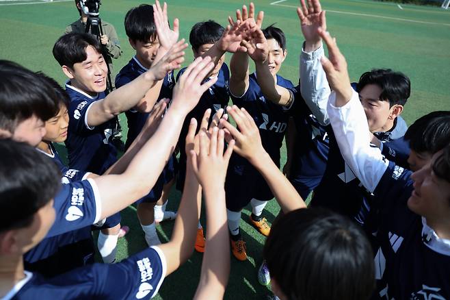 양지공원축구장/ 2026 드림플레이어 오디션&발대식/ 박주호 멘토 팀 참가자 단체/ 스크럼/ photo by Junghun Park
