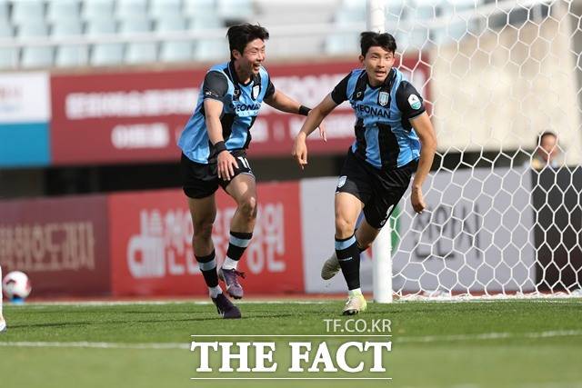 5경기 연속 무패행진을 펼치고 있는 천안의 이준호와 안창민./K리그