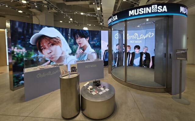 무신사 메가스토어 성수에 마련된 무싱사 부스와 엔시티 위시 앨범 팝업. (사진=지디넷코리아)