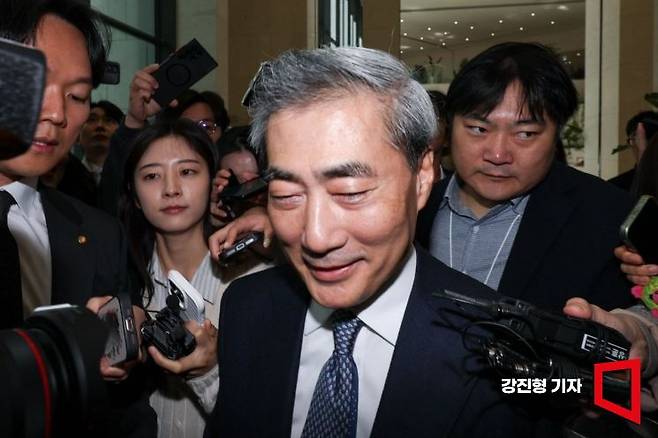 신현송 신임 한국은행 총재가 21일 서울 중구 한국은행에 출근하며 취재진에게 질문 받고 있다. 2026.4.21 강진형 기자