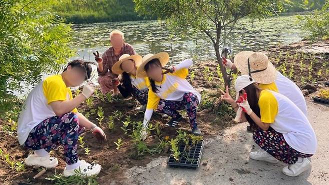 20대 대학생들이 농촌 활동을 하고 있다. 로컬 엔터테인먼트 업타운