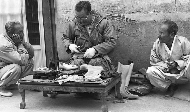 신기료 장수 옆에 앉아 훈수를 두는 어르신들.1989, 전북 순창장./ 사진가 정영신