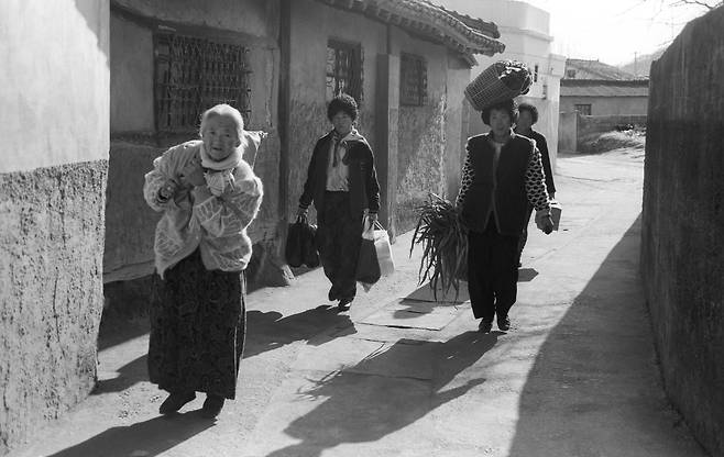 장을 보고 집으로 가는 어머니들, 1991 전북 순창장. / 사진가 정영신