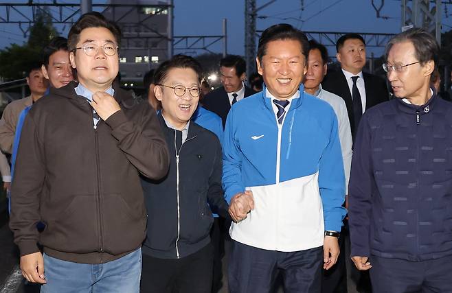 더불어민주당 정청래 대표가 24일 새벽 인천 계양구 귤현 차량기지를 방문해 인천 계양을 국회의원 보궐선거에 전략 공천된 김남준 전 청와대 대변인과 손을 잡고 이동하고 있다. 앞줄 왼쪽부터 민주당 박찬대 인천시장 후보, 김 전 대변인, 정 대표, 유동수 의원. /연합뉴스