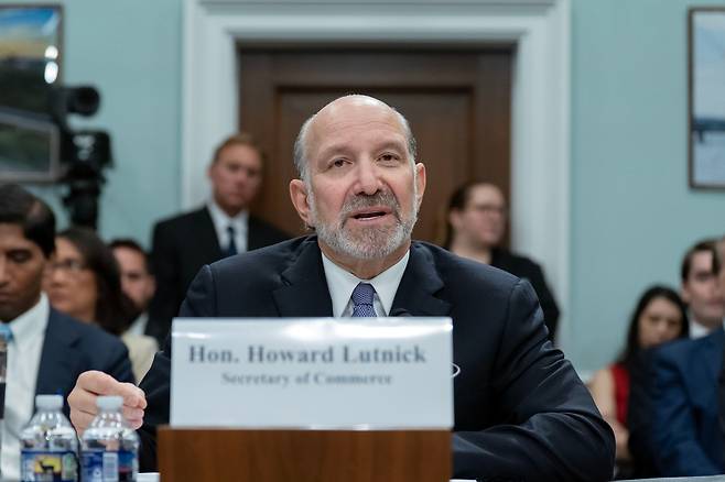23일(현지 시각) 워싱턴 미 하원 예산 청문회에 출석한 하워드 러트닉 상무부 장관이 의원들 질의에 답변하고 있다./AP 연합뉴스