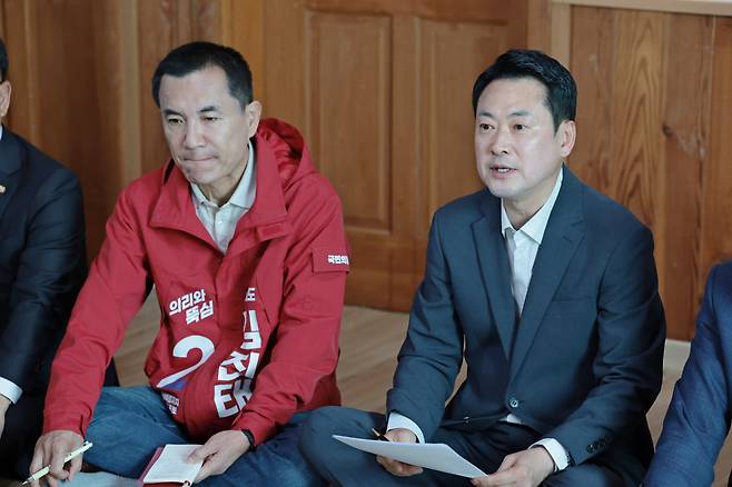 국민의힘 장동혁 대표가 22일 강원 양양군에서 '강원이 올라갈 시간, 내 삶이 특별해지는 약속' 현장 공약을 발표하고 있다. 국민의힘 강원지사 후보인 김진태 지사는 방미 일정 뒤 첫 현장을 찾은 장동혁 대표에게 “결자해지가 필요하다”며 거취 결단을 촉구했다. 당내 ‘탈장동혁’ 움직임이 커지는 가운데 장 대표는 “어떤 것을 말씀하시는지 모르겠다”고 딴소리를 했다. /남강호 기자