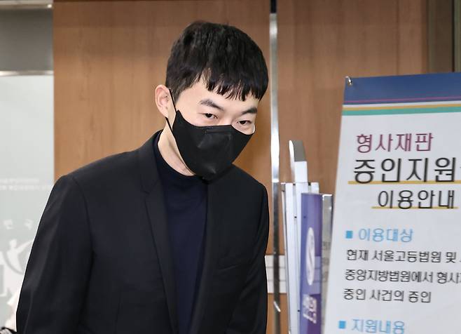(서울=뉴스1) 오대일 기자 = 수능 모의고사 문항 거래 혐의를 받는 강사 현우진이 24일 서울 서초구 서울중앙지방법원에서 열린 부정청탁및금품등수수의금지에관한법률위반 첫 공판에 출석하고 있다. (공동취재) 2026.4.24/뉴스1