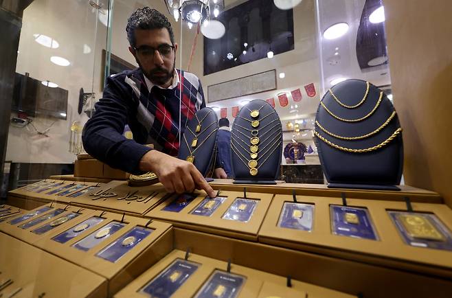 이집트 카이로에서 한 보석상이 본인 가게에 있는 금 주얼리를 확인하고 있다. /연합뉴스