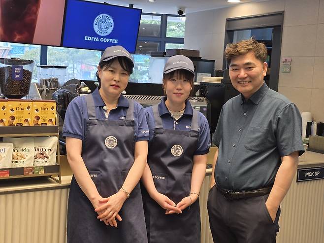 늑구 수색 현장서 커피 나눔을 실천한 변기환 씨(오른쪽)와 직원들의 모습. 본인 제공