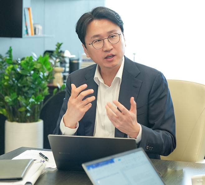 16일 서울 강남구 세라젬 대표 집무실에서 이경수 대표가 이달 출범한 ‘헬스케어 얼라이언스 AI 서밋’을 소개하고 있다. 세라젬 제공