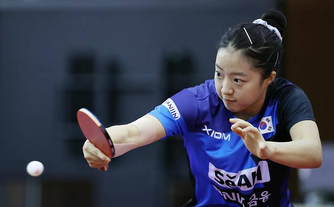 신유빈이 23일 충북 진천선수촌에서 훈련을 하고 있다. 신유빈은 이달 말 국제탁구연맹(ITTF) 런던 세계선수권대회에 출전해 생애 첫 단체전 메달에 도전한다. 진천=뉴시스