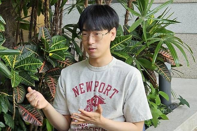 김주훈 포스텍 기계공학과 박사후연구원이 인터뷰를 하고 있다. 포스텍 제공