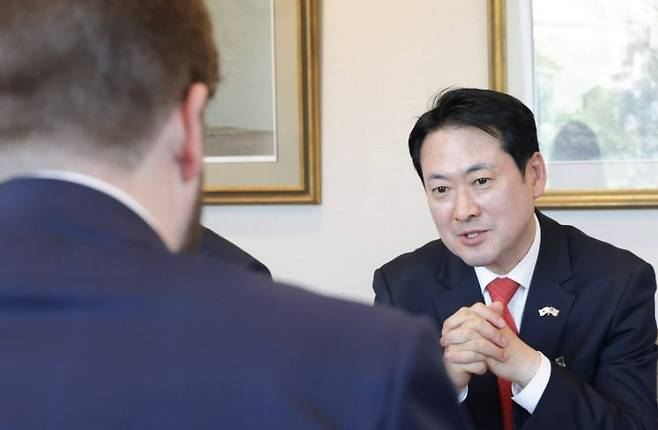 국민의힘이 16일 방미 중이었던 장동혁 대표가 미 국무부 인사와 면담을 하고 있는 모습이라며 공개한 사진. 국민의힘 제공