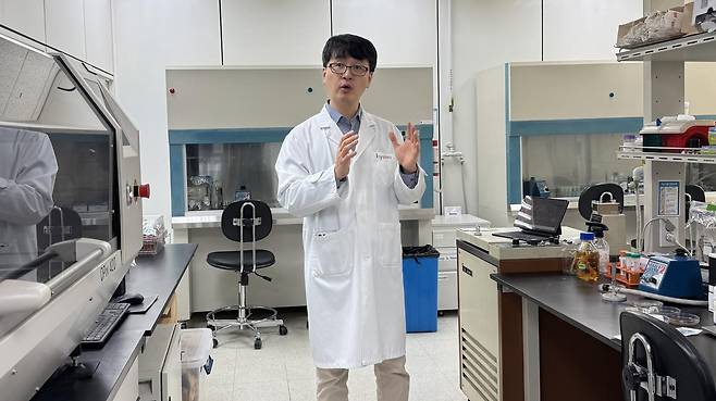 23일 경기 용인시 hy 중앙연구소에서 김용태 프로바이오틱스팀장이 원료에서 균주를 발굴해내는 과정을 설명하고 있다. 김혜린 기자 sinnala8@donga.com