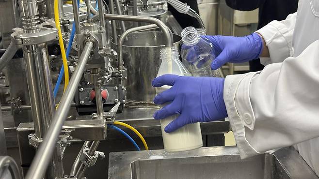 균질화 장비를 거쳐 식감이 부드러워진 배양액을 병에 담고 있다. 김혜린 기자 sinnala8@donga.com