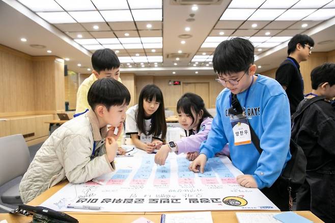 조별 활동을 하는 어린이 우주 기자단의 모습. 스튜디오51 제공