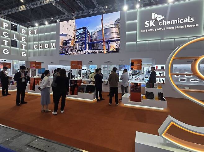 지난 21일부터 중국 상하이 국립전시컨벤션센터(NECC)에서 열린 '차이나플라스 2026'에 참가 중인 SK케미칼 부스. 사진=구자윤 기자