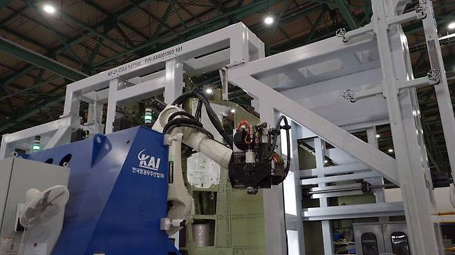 지난 16일 경남 사천 한국항공우주산업(KAI) 고정익동에서 KF-21 주익동체결합장치가 움직이고 있다. KAI 제공