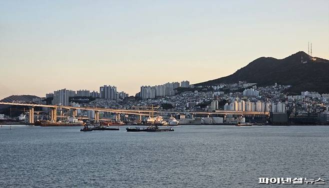 해 질 무렵 부산항 도심 전경. 사진은 기사 내용과 직접적인 관련은 없음. 사진=변옥환 기자