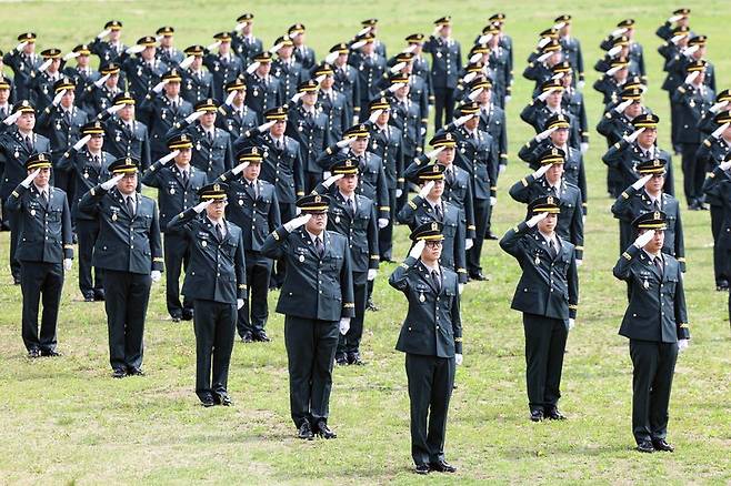 24일 충북 괴산 육군학생군사학교에서 열린 '제55기 의무사관 임관식'에서 임관장교들이 거수경례를 하고 있다. 국방부 제공