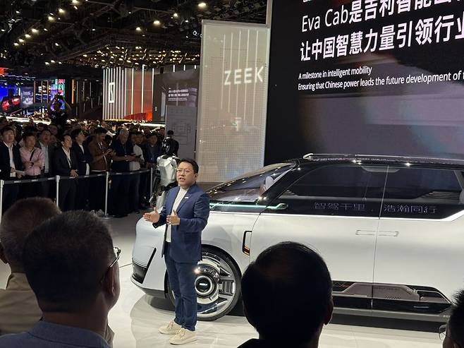 간자예 지리자동차그룹 최고경영자(CEO)가 24일 열린 '베이징 국제 모터쇼(오토차이나 2026)'에 참석해 중국 최초의 목적 기반 로보택시 프로토타입인 지리자동차그룹의 'EVA 캡(EVA Cab)'에 대해 설명하고 있다. /사진=김동찬 기자.