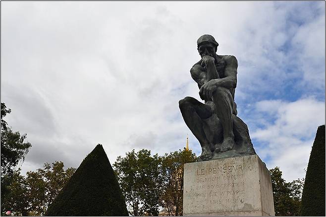 AI 시대에 인간다움의 마지막 보루는 오히려 인간의 유한성, 몸을 가진 존재라는 사실, 상처받고 책임지는 능력, 고통 앞에서 비합리적으로라도 공감하는 마음에 있을 수 있다. 위키미디어 코먼스