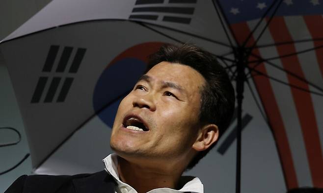 이재명 대통령과 이준석 개혁신당 대표의 명예를 훼손한 혐의로 경찰 수사를 받아온 한국사 강사 출신 유튜버 전한길(본명 전유관)씨가 지난 16일 구속 전 피의자 심문(영장실질심사) 기각 후 서울 영등포구 영등포경찰서를 나서며 입장을 밝히고 있다. 연합뉴스