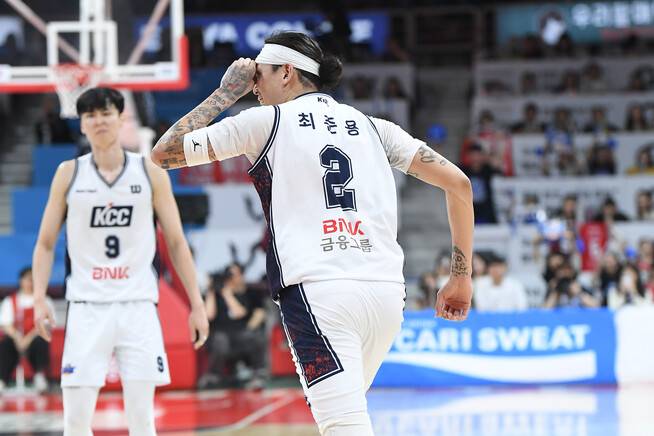 최준용(부산 KCC)이 24일 안양에서 열린 4강 플레이오프(PO) 안양 정관장과 1차전에서 득점한 뒤 세리머니를 하고 있다. 한국농구연맹 제공